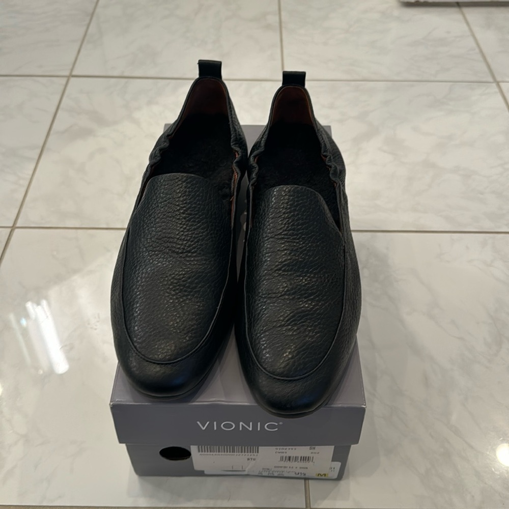 Vionic black pebbled leather loafer.  Sherpa footbed.